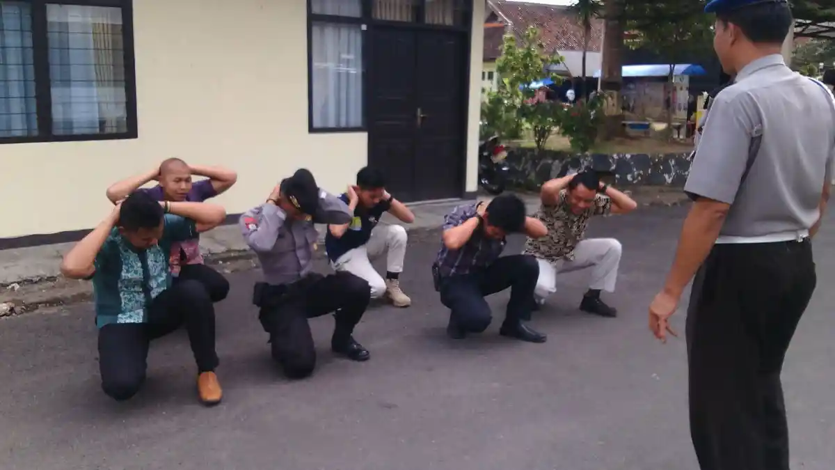 Telat Apel Pagi, Enam Personel Polres Lambar Ini Dihukum Fisik