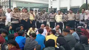 DEMO-Mahasiswa-yang-menggelar-aksi-demo-b.jpg