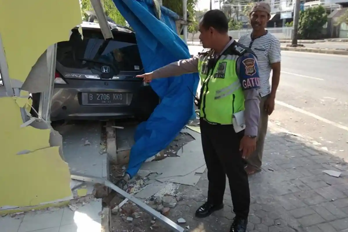 BREAKING NEWS - Tabrak Kantin, Mahasiswi UBL Dilarikan ke RS Advent