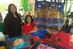 dina-dan-iko-memamerkan-produk-iko-batik-jambi-handy-craft-dan-karya-seni.jpg