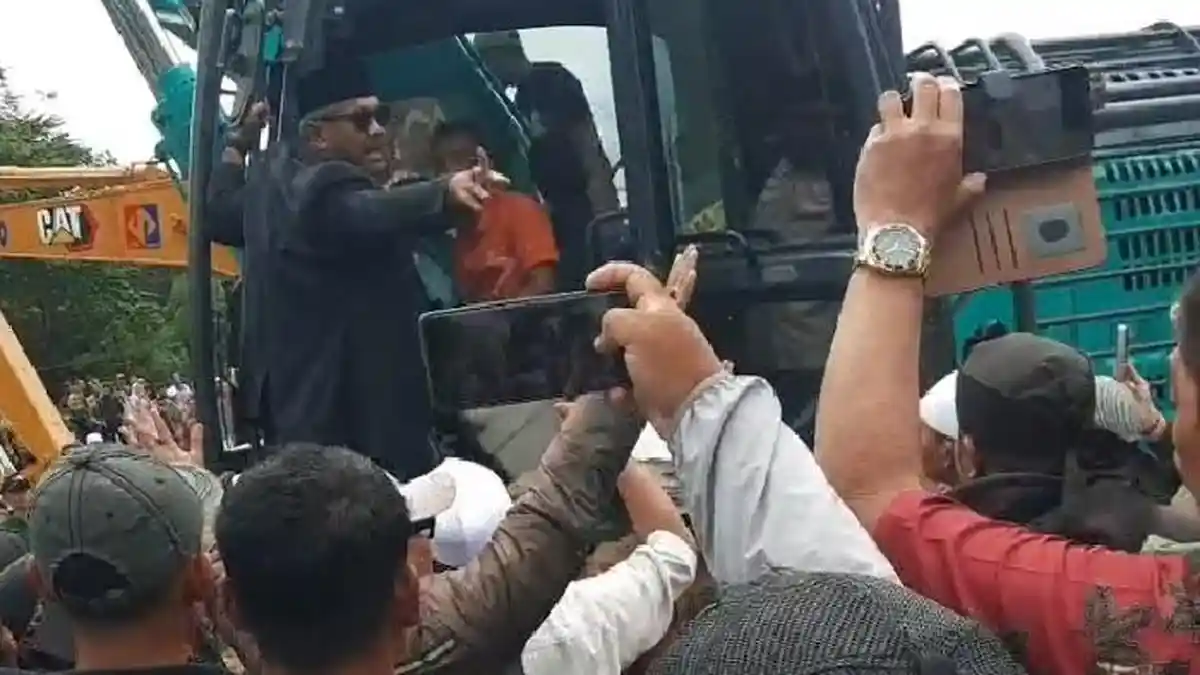 Rusuh! Warga Serbu Alat Berat yang Bongkar Hisbisc Fantasy Puncak dan Menuntut Hal Ini