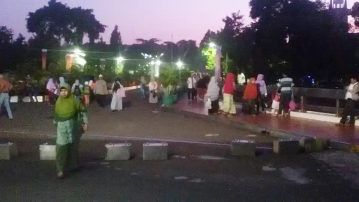 Cuaca Cerah, Jamaah Masjid Istiqlal Abadikan Momen Gerhana Matahari