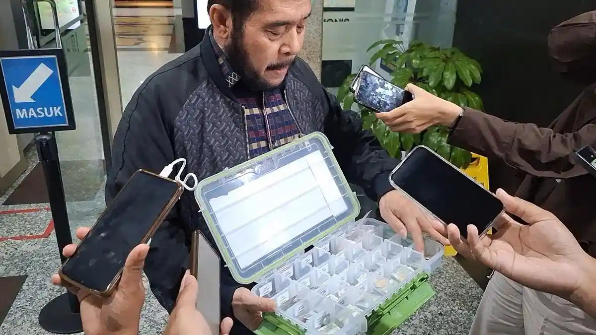 Dapat Peringatan MKMK, Anwar Usman Tunjukkan Kotak Obat