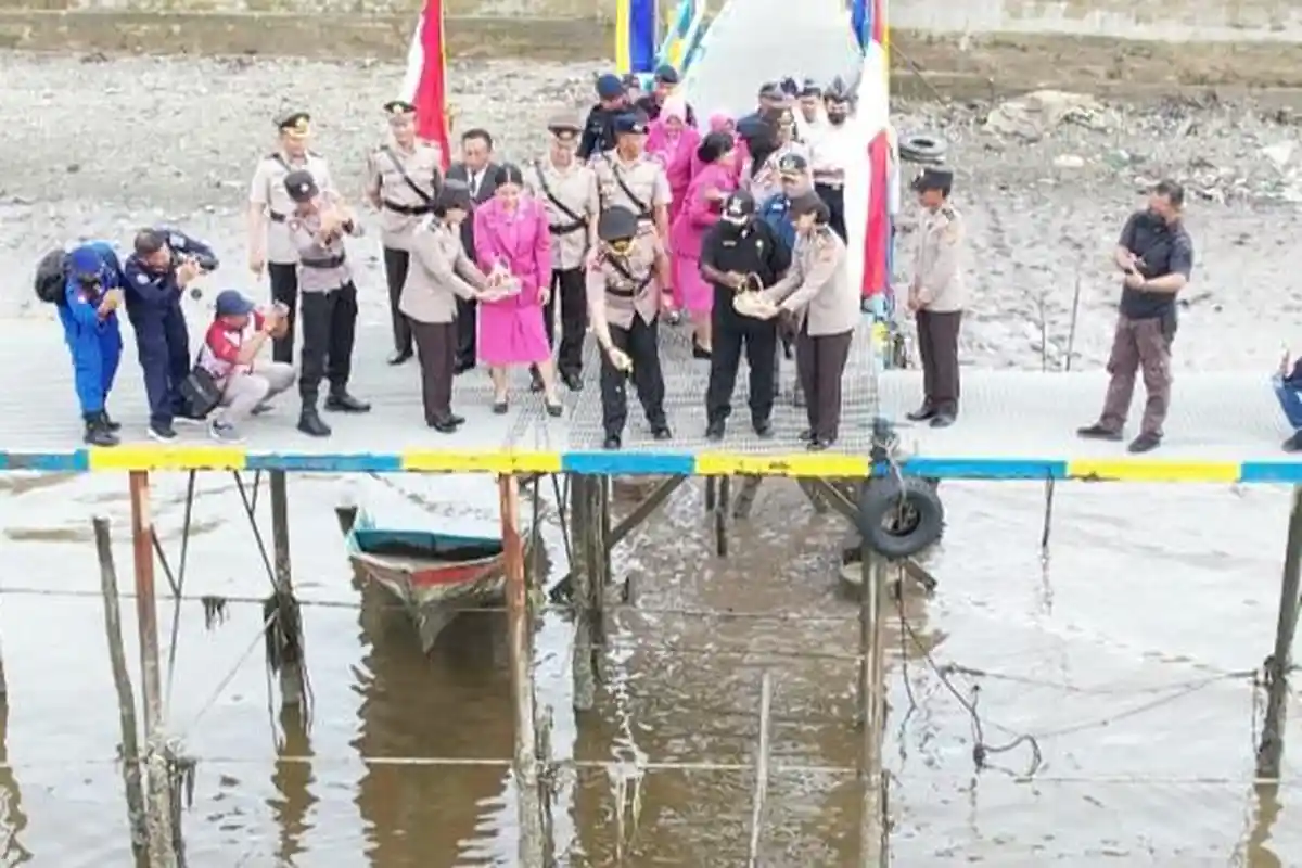 Momentum HUT ke-78 Bhayangkara, Polres Mimika Tabur Bunga di Pomako