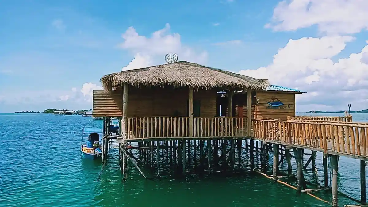 Berada di Lepas Pantai, Resor di Bintan Ini Tawarkan Pemandangan Gugusan Kelong Apung