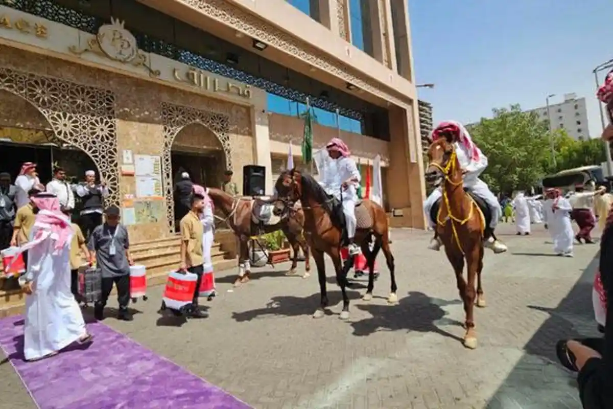 Tarian Ardah dan Sholawat Badar Iringi Kepulangan Jemaah Haji Indonesia Gelombang Pertama