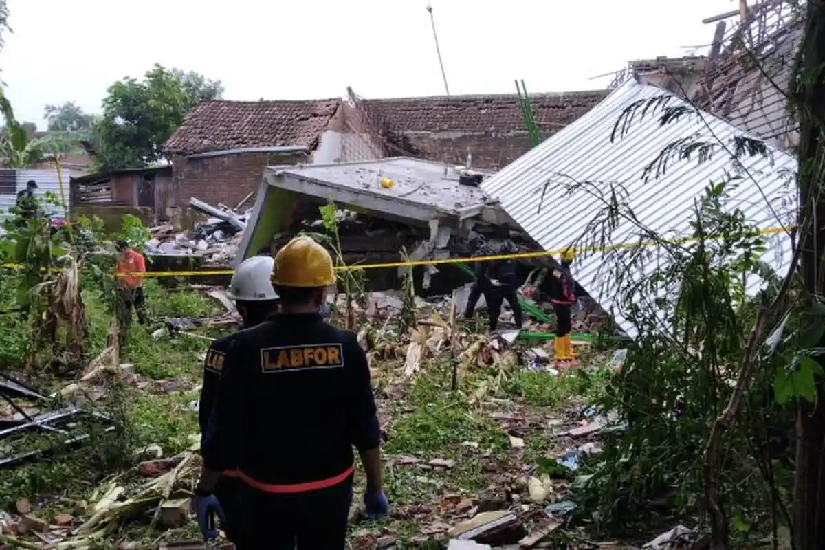 UPDATE Beberapa Barang Bukti Disita Dari Reruntuhan Ledakan Rumah Polisi di Mojokerto