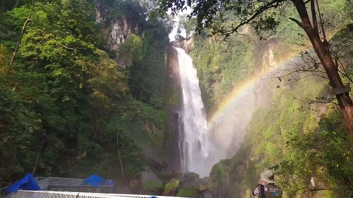 Bentangan Jembatan Jadi Spot Foto Pesona Alam Air Terjun Bissappu Bantaeng