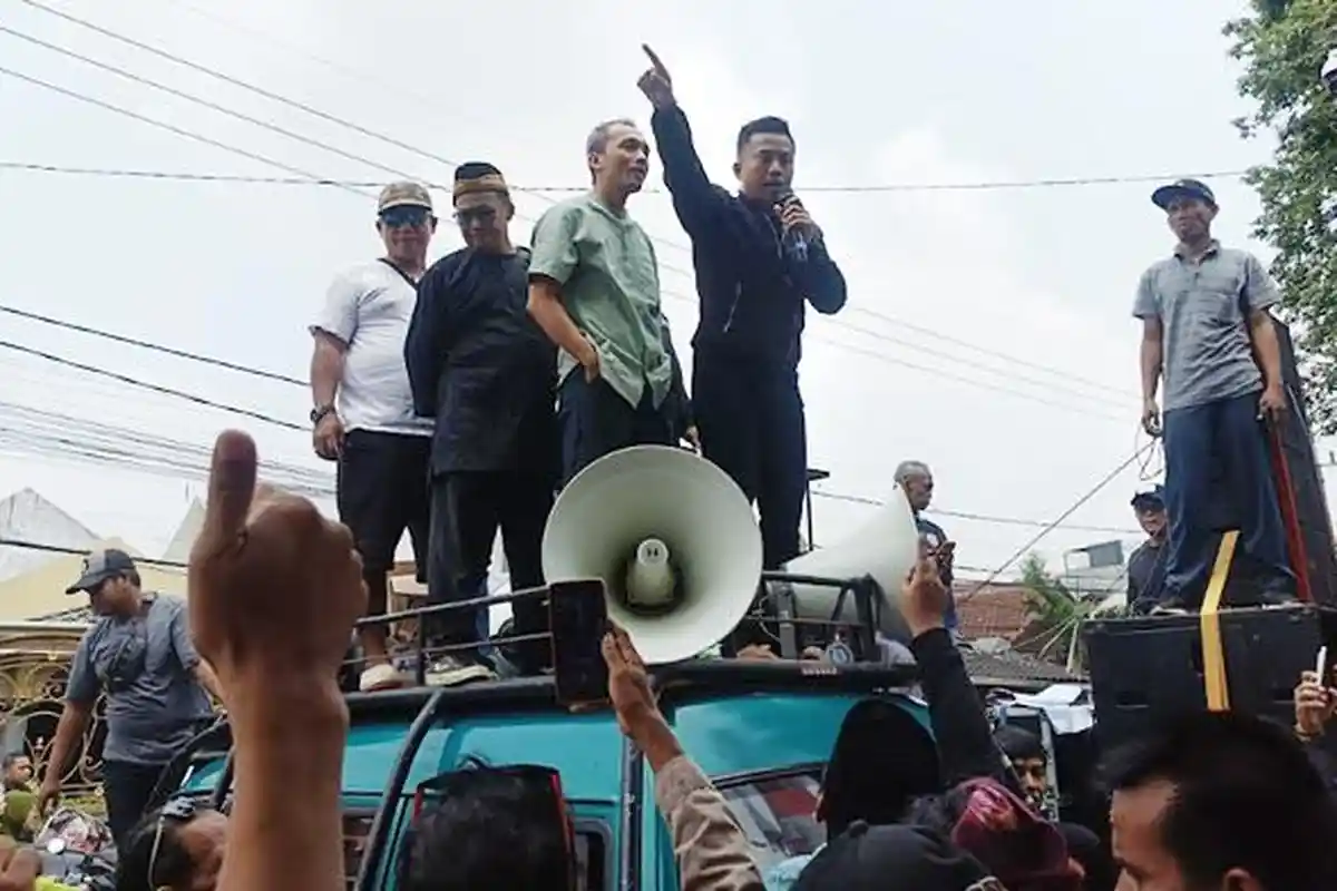 Ratusan Warga Demo di Gedung KPU Jember, Minta Penyelenggara Pilkada 2024 Tak Netral Dipecat