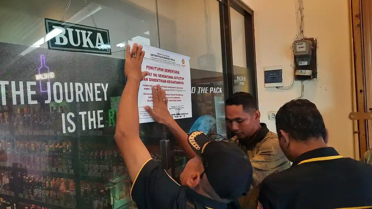 Langgar Perizinan, Sebuah Outlet Minuman Beralkohol Disegel Satpol PP Semarang