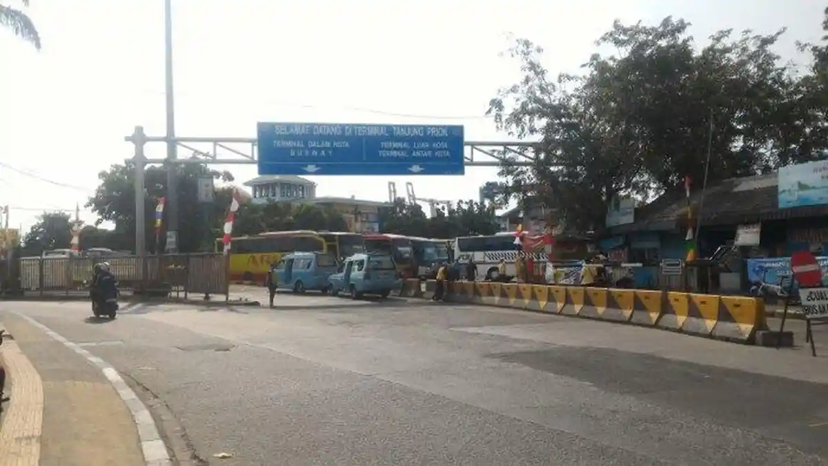Tegal Local Lockdown, Penumpang Bus Diturunkan di Pinggir Jalan Tol