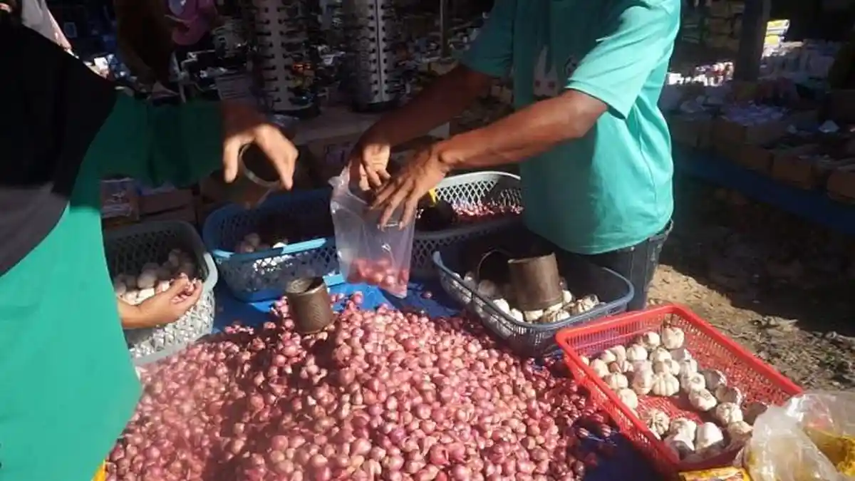 Harga Bawang Putih dan Tomat Turun di Pasar Sawa Konawe Utara, Bawang Merah Naik Jadi Rp65 Ribu