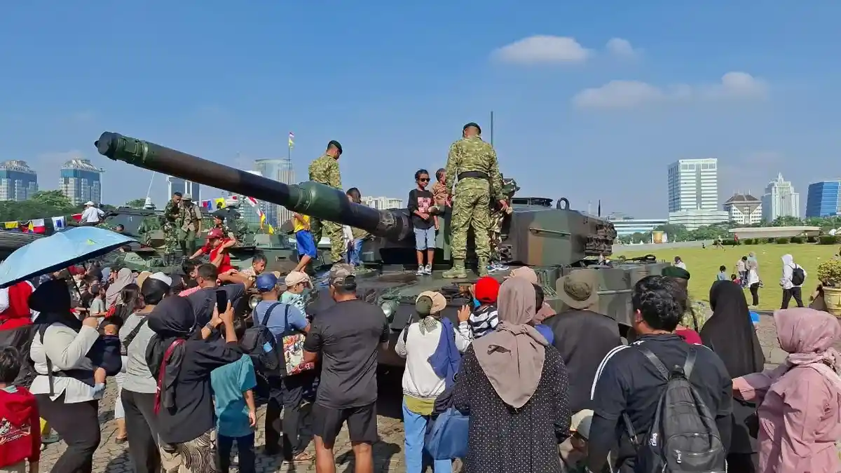 MBT Leopard 2A4, Tank Canggih TNI AD Jadi Primadona Warga untuk Berfoto