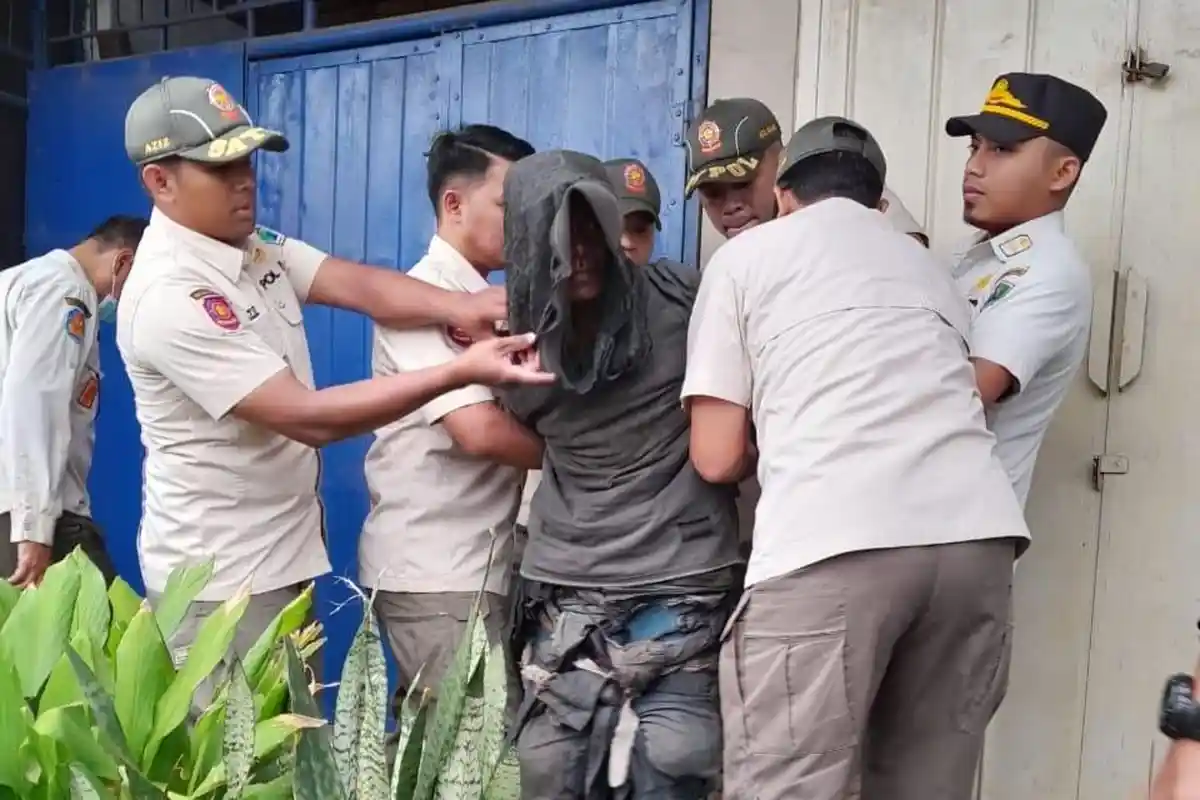 ODGJ Bawa Pisau Resahkan Warga Jalan Sudanco Supriadi, Satpol PP Kota Malang Gercep Segera Amankan