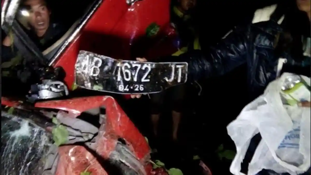 Mobil Honda Jazz Terjun ke Jurang Dieng Wonosobo