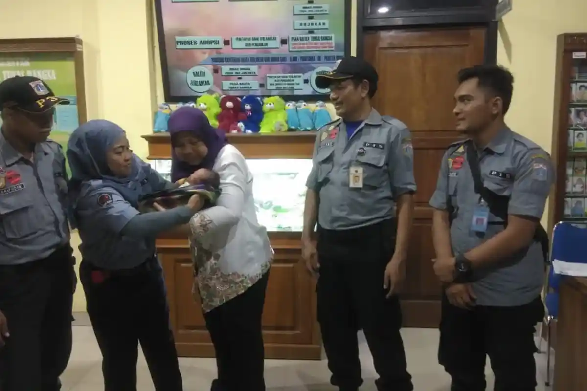 Bayi Baru Berusia 5 Hari Ditemukan di Kebun Mangga, Warga Berdatangan Ingin Adopsi