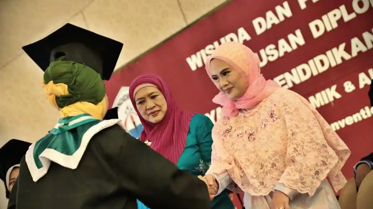 FOTO: YAPMA Makassar Wisuda 390 Alumni, Juga Penyumpahan Lulusan - yap2_20170912_205302.jpg