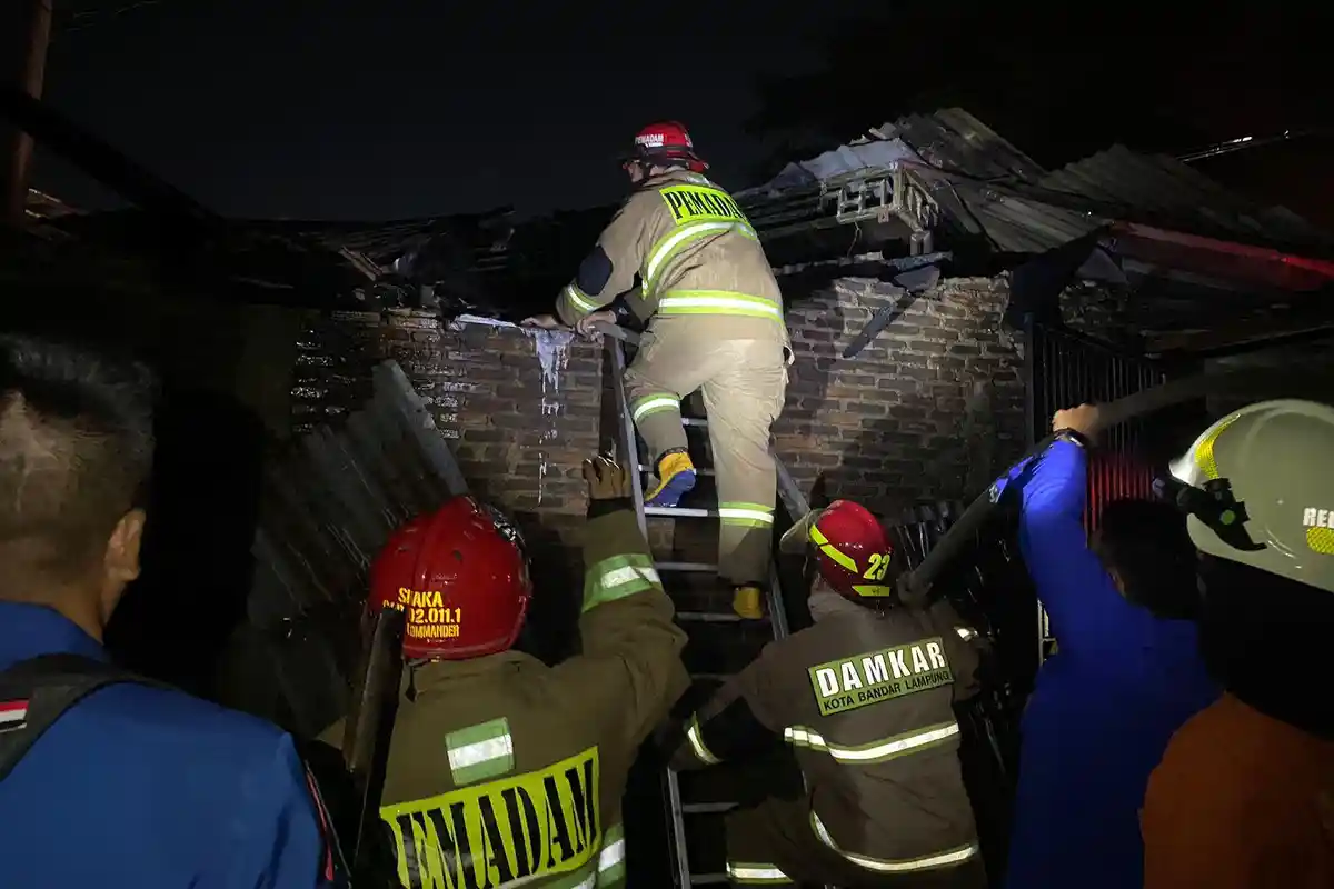 Korsleting Listrik Sebabkan Kebakaran Ruko di Langkapura Bandar Lampung