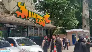 Situasi-di-pintu-masuk-Bandung-Zoo-atau-Kebun-Binatang-Bandung-Selasa-142025.jpg