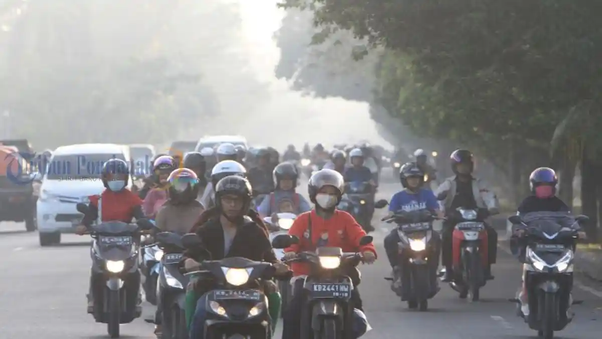 Pengendara Terobos Kabut Asap Yang Melanda Pontianak - kabut-asap_20180720_101225.jpg