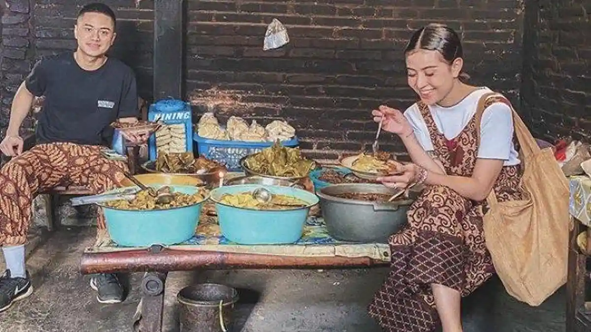 Intip Kemesraan Selebgram Awkarin Berpacaran dengan Putra Sulung Wishnutama