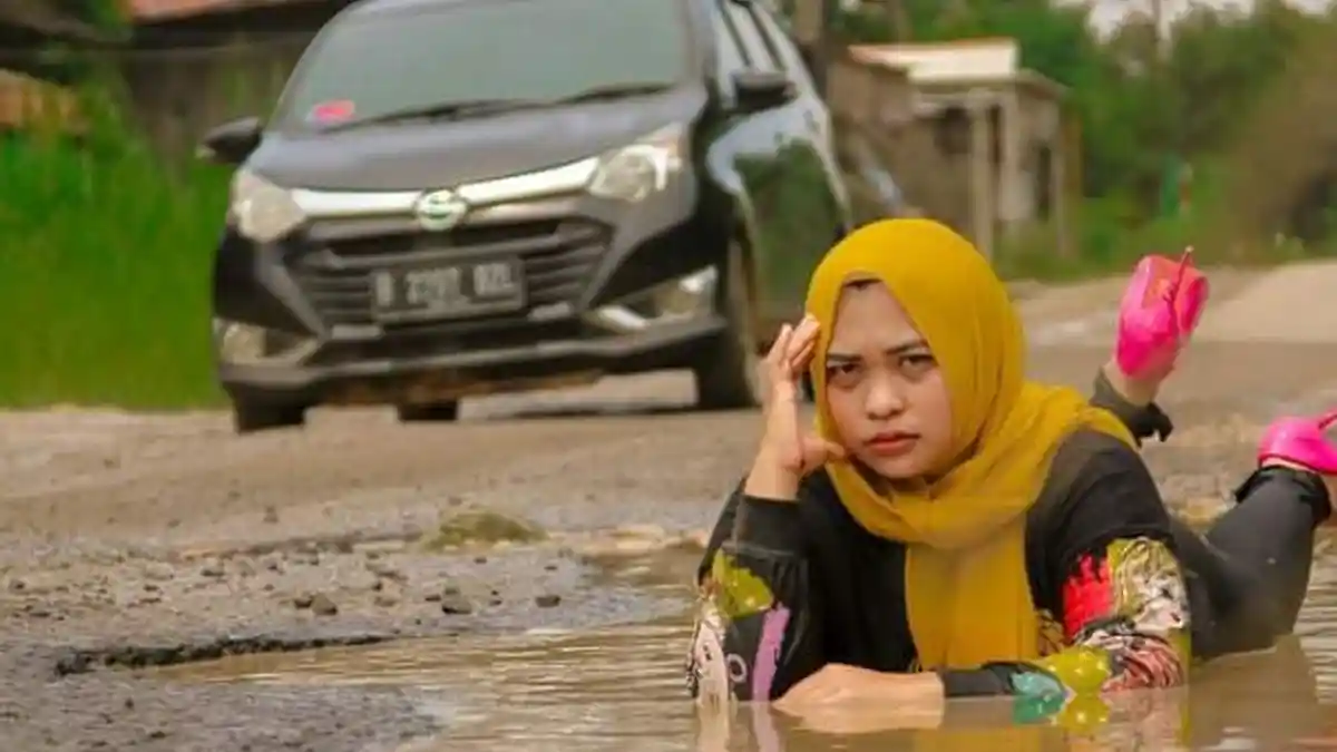 Viral Wanita Berpose Bak Model di Jalan Rusak dan Berlubang, Ternyata Ingin Sindir Pemerintah