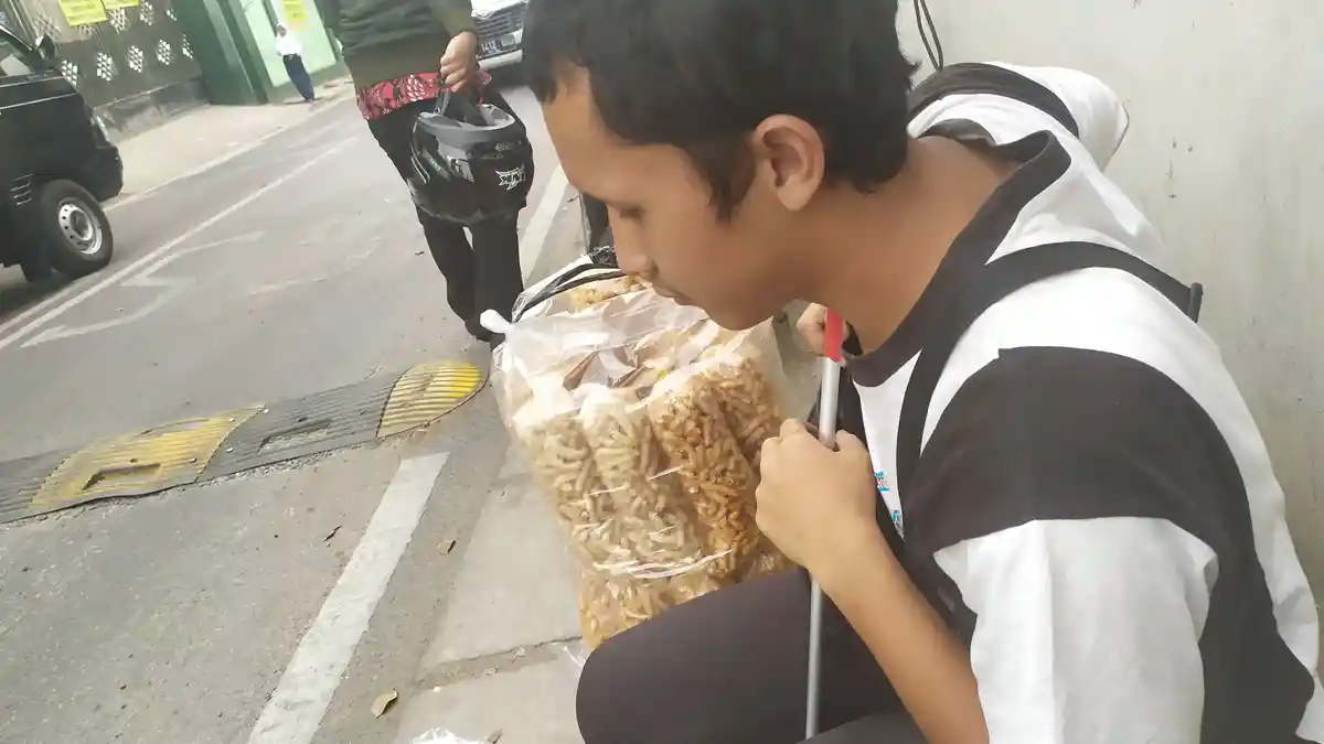 Pemuda Tunanetra Penjual Kerupuk Gurilem di Kota Cimahi Ini Kerap Alami Hal Tak Terduga