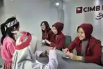 Antusias-belajar-menghitung-uang-CIMB-Niaga.jpg