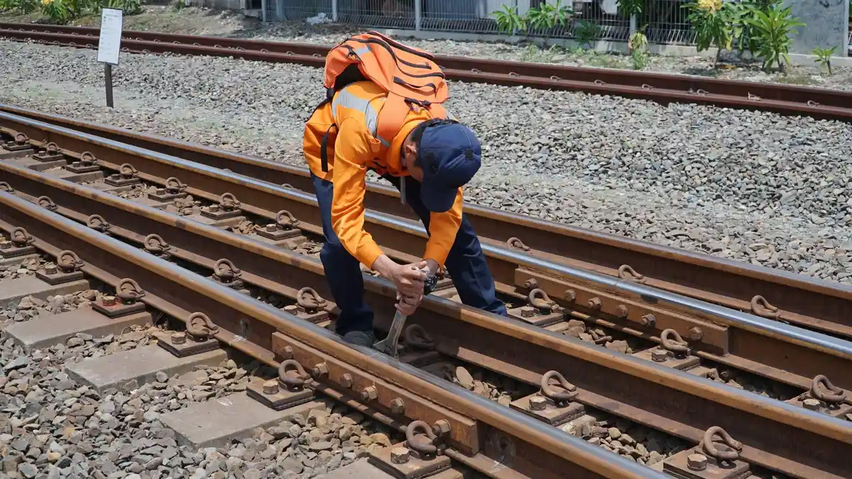 Pastikan Keselamatan Perjalanan Kereta Api, KAI Daop 4 Terjunkan Ratusan Petugas Pemeriksa Jalur Rel