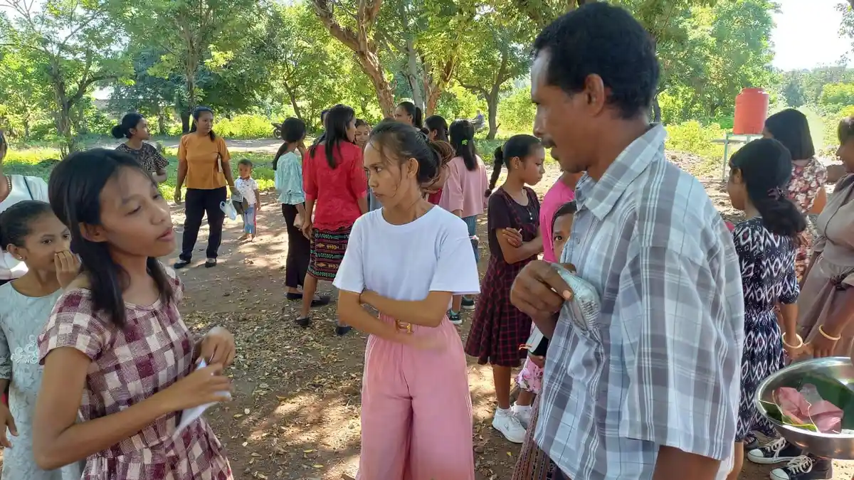 Galang Dana OMK Stasi Nangarasong Jual Berbagai Macam Kue
