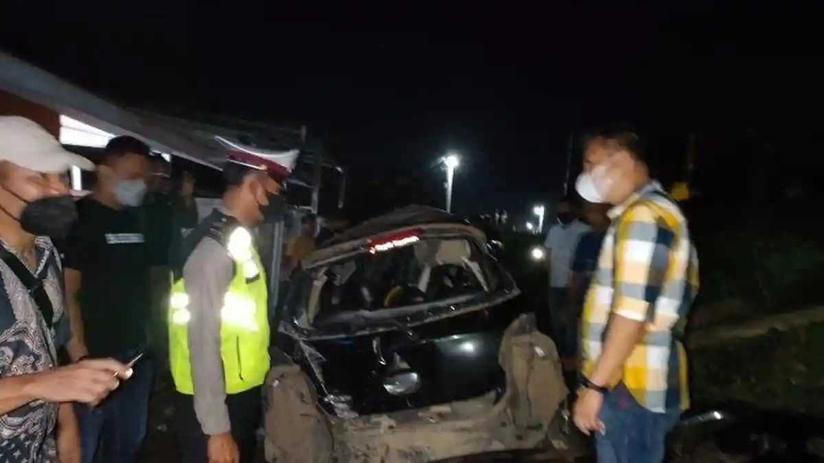 Mobil Sedan Ditabrak Kereta Api Kuala Stabas di Lampung, 2 Orang Mahasiswa Tewas di TKP