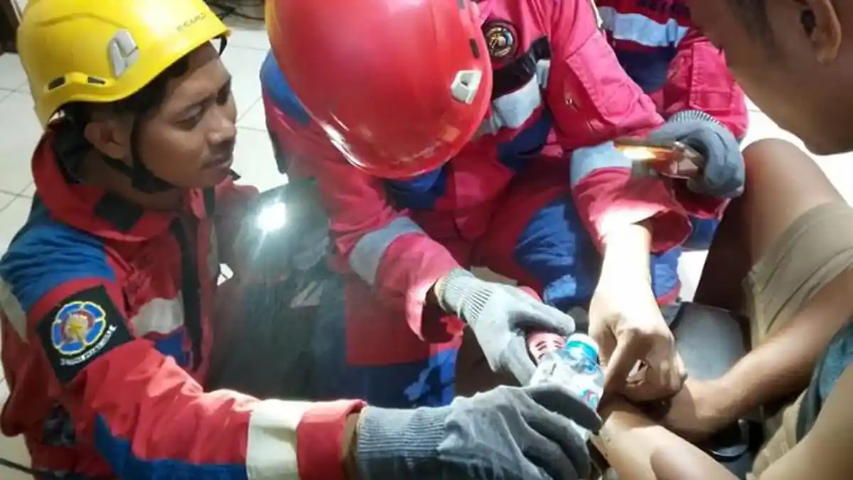 Borgol Tahanan Polsek Semampir Macet Tak Bisa Dibuka, Polisi Panggil Damkar Surabaya