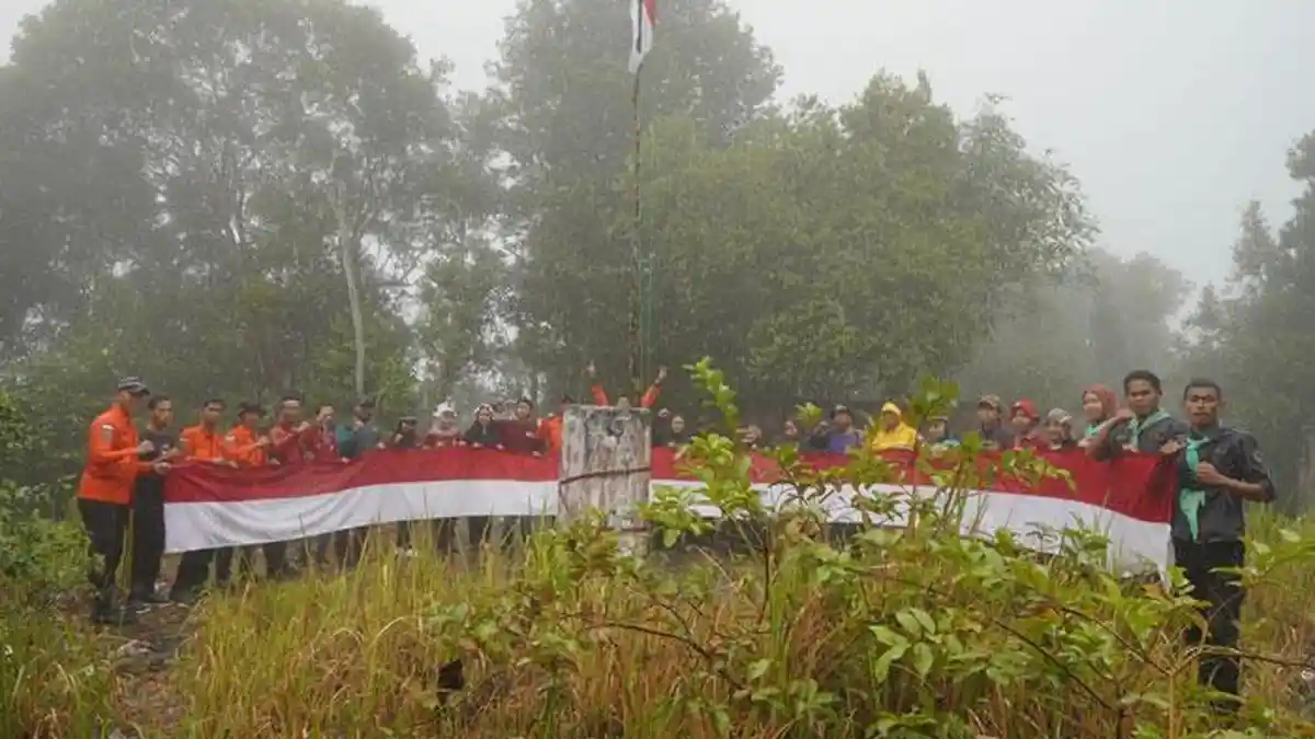 Bendera Merah Putih Sepanjang 25 Meter Berkibar di Puncak Gunung Jantan Karimun