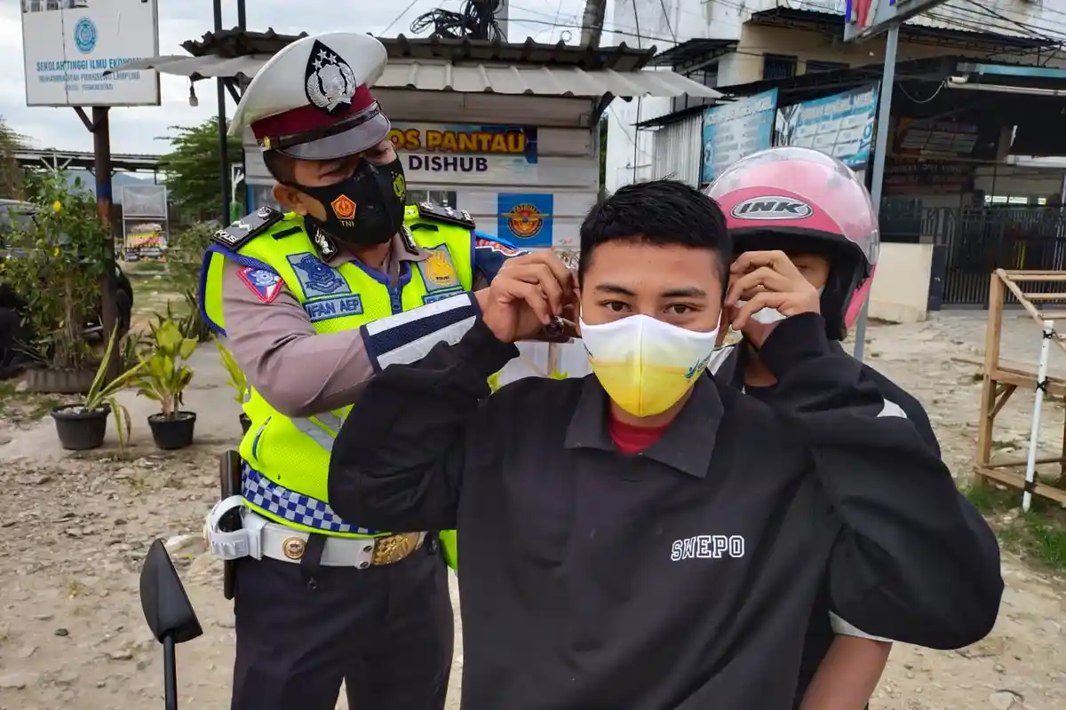 Polantas Bagikan Masker ke Pengendara Jalinbar Pringsewu Lampung