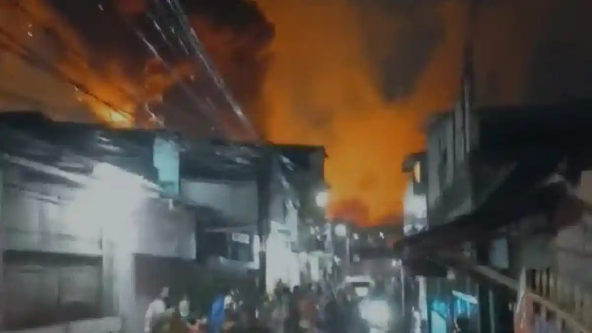 Langit Jakarta Diselimuti Api Kebakaran Depo Pertamina, Korban Berjatuhan Terbakar Hidup-hidup