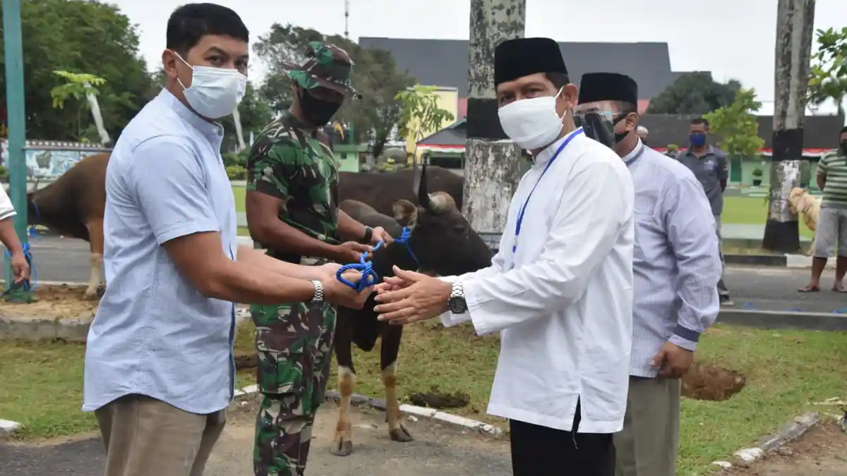 Sembelih 23 Hewan Kurban, Warga Karang Mumus Dapat Perhatian Lebih Korem 091/ASN