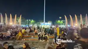 RAMAI-WARGA-Warga-Sragen-tetap-padati-Alun-alun-Sasono-Langen.jpg