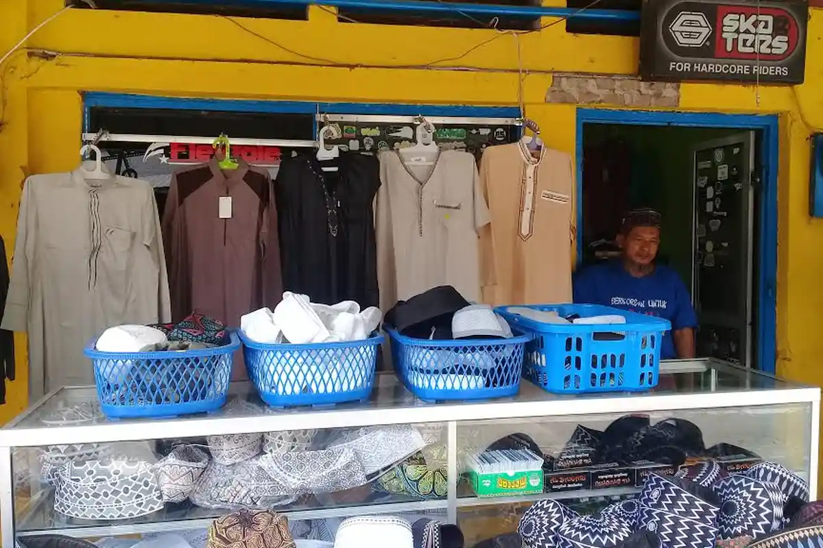 Ramadan, Pedagang Peci di Depan Masjid Taqdir Sidrap 'Panen'