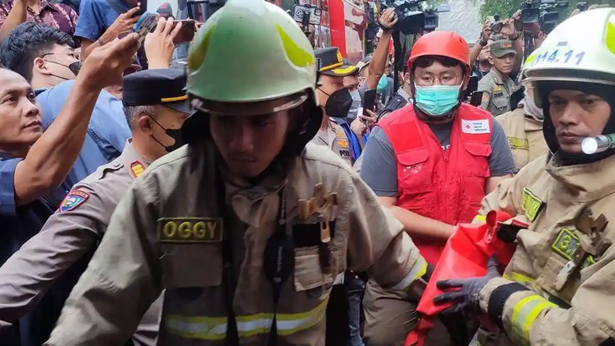 Pengunjung Selamat Keluar Ruang Karaoke dengan Jalan Jongkok, Berguling Turuni Tangga