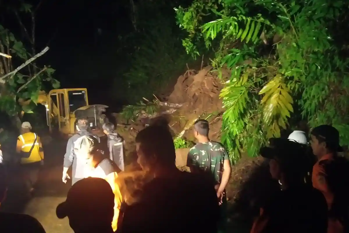 Jalan Provinsi di Wonosobo Tertimbun Longsor, Lumpuh Total, Tebing Setinggi 20 Meter Runtuh