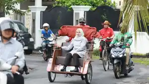 TRANSPORTASI-UMUM-Bupati-Ipuk-berangkat-dari-rumah-menuju-Kantor-Pemkab.jpg
