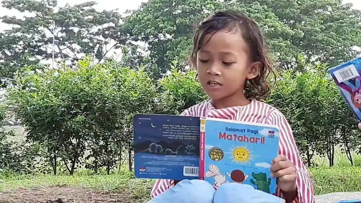 Tiap Weekend, Ruang Baca Gratis Hadir di Kanal Banjir Timur Duren Sawit - baca-di-bkt-1.jpg