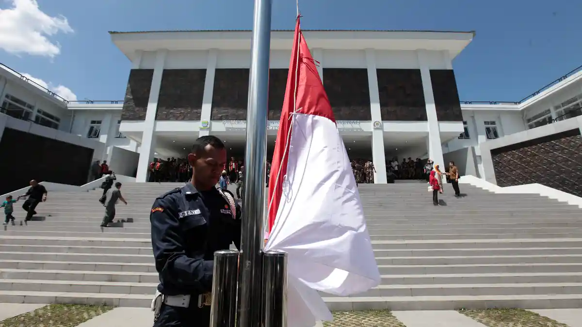 Dua Prajurit TNI Kibarkan Bendera di Wologoa, Kampung Terisolir di Nagekeo