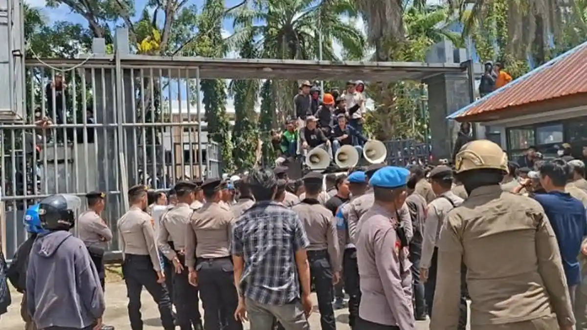 Demo DPRD Sultra Sempat Memanas Tapi Cepat Kondusif, Pimpinan Pengunjukrasa, TNI, Polri Tenangkan