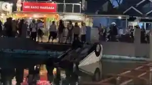 Kembali-Viral-Mini-Bus-Kecebur-ke-Kolam-Ikan-di-Indihiang-Tasikmalaya-Warganet-Dan-Terjadi-Lagi.jpg