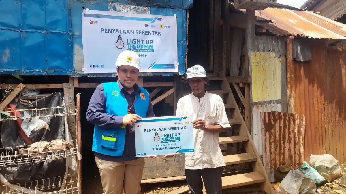 Jalankan Program Light Up The Dream, PLN UP3 Mamuju Bagikan Listrik Gratis untuk Warga Kurang Mampu