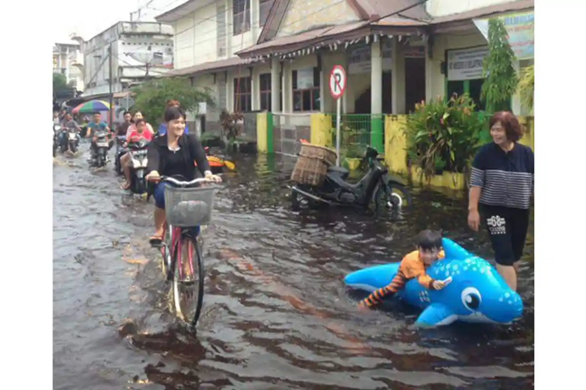Manfaatkan Genangan Air Hujan di Jalan untuk Main Anak, Warga: Kalau di Kolam Renang Bayar