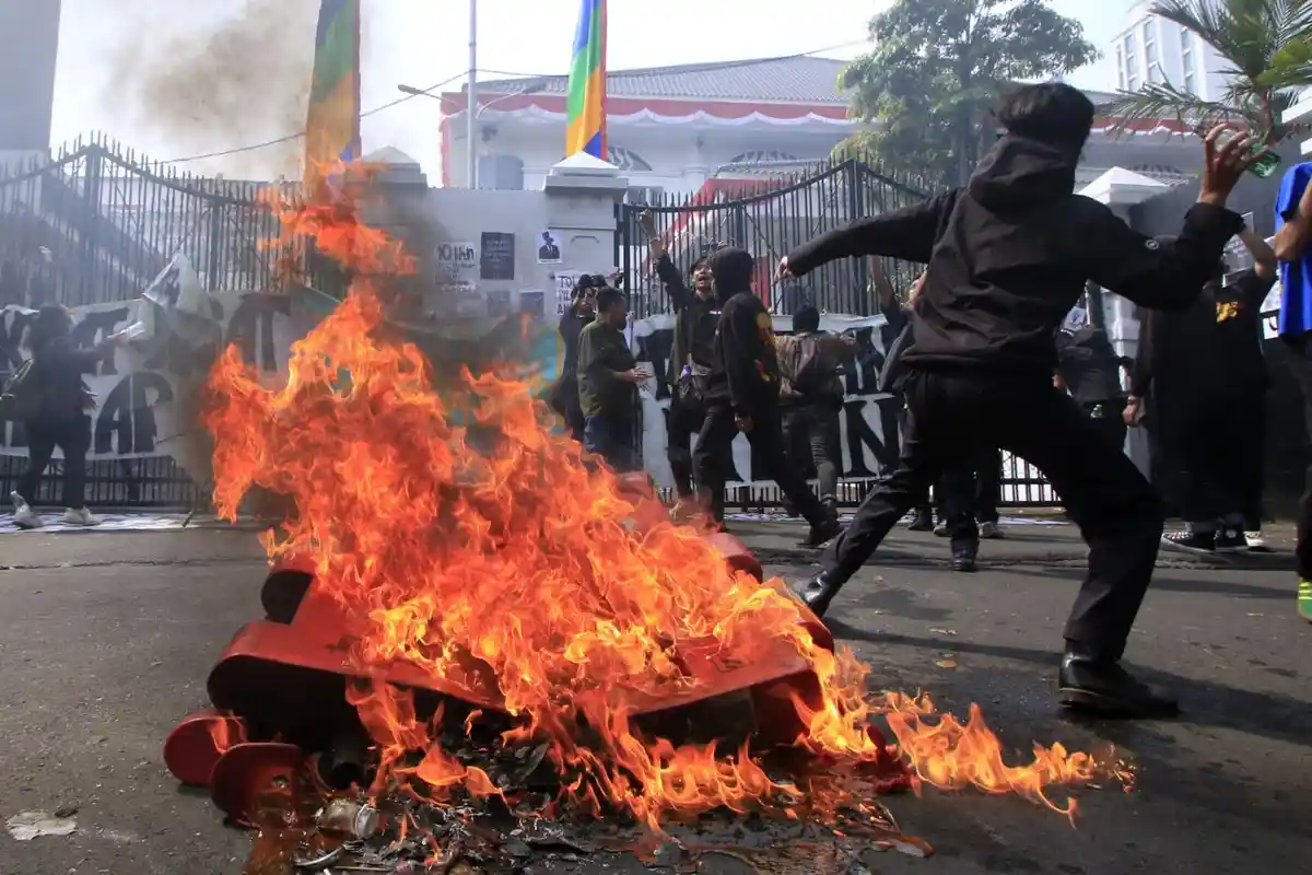 Unjuk Rasa Tolak Revisi UU Pilkada dan Kawal Putusan MK di DPRD Jabar