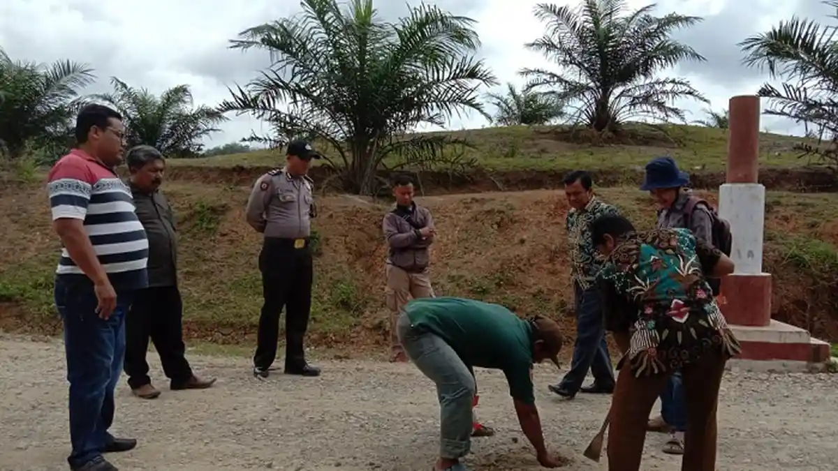 Muspika Birem Bayeun Aceh Timur Cek Jalan yang Dibangun dengan ADG 2019, Lihat Hasilnya