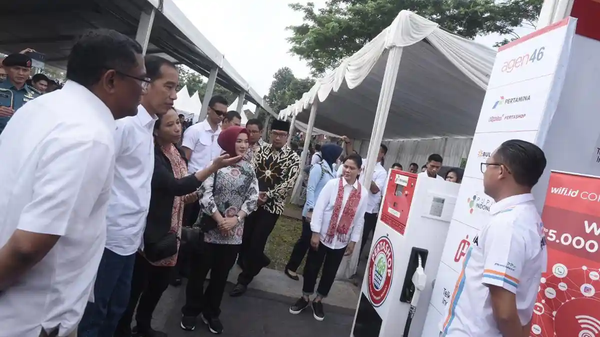 Blusukan ke Garut, Presiden Joko Widodo Tinjau Display Pertashop Masuk Desa